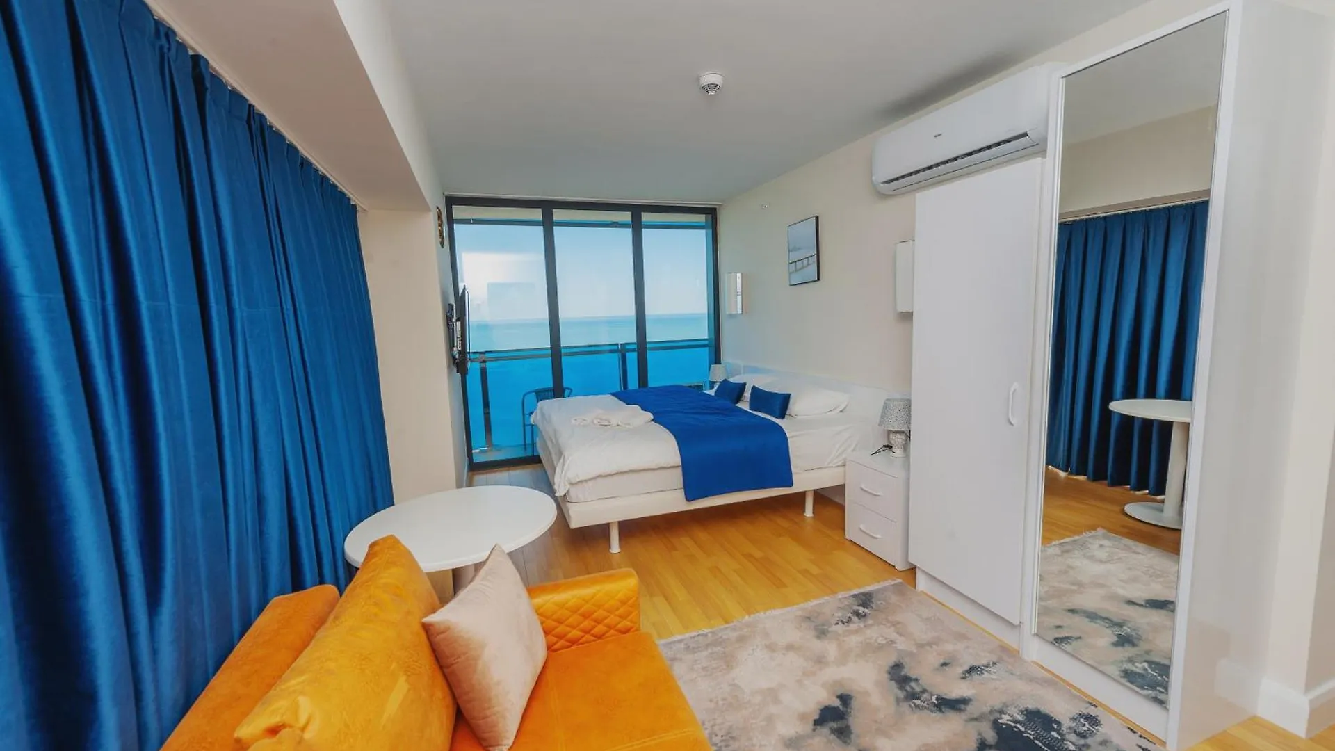 Panorama Sea View Suites באטומי